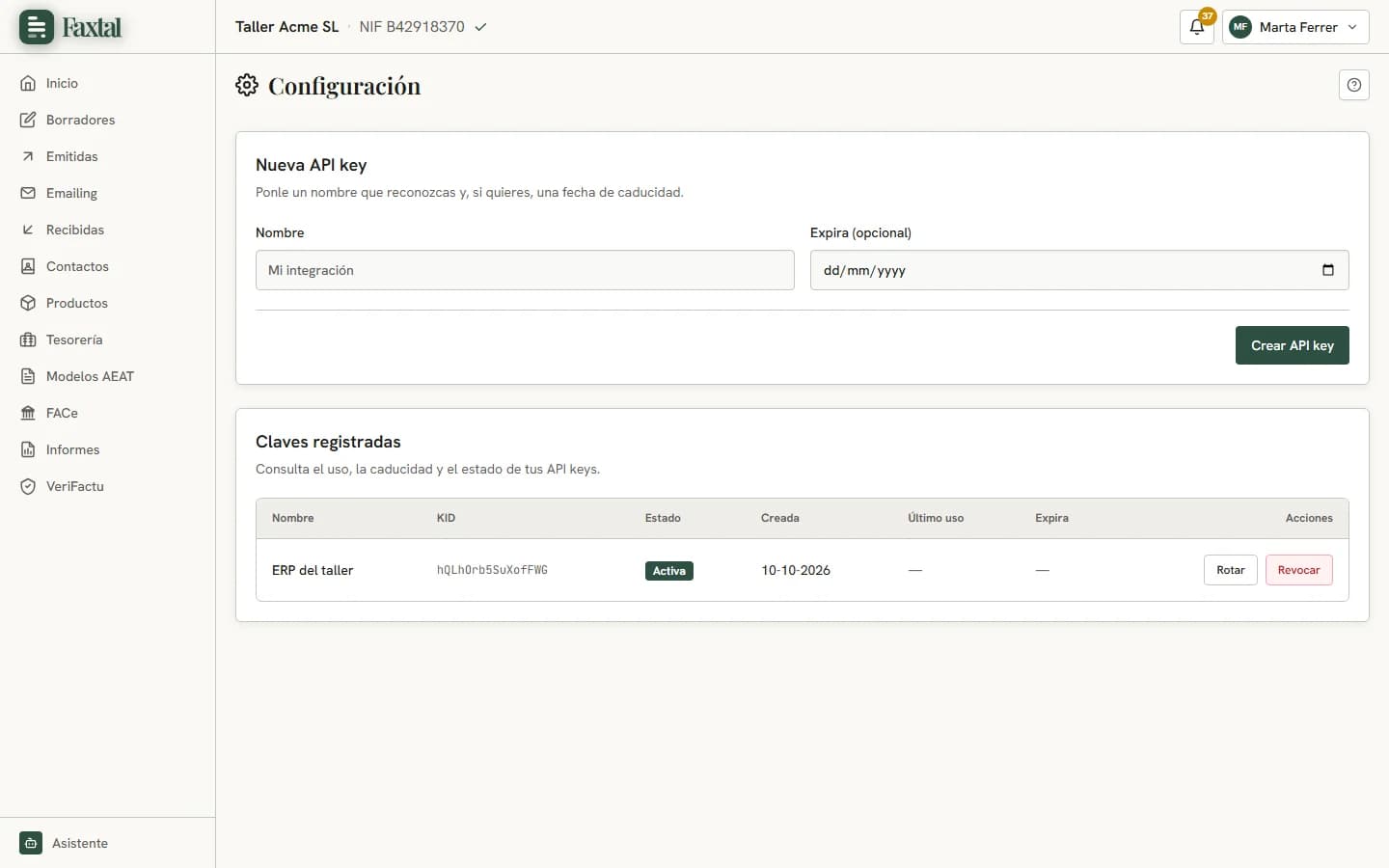 Pantalla de claves de API con una clave activa «ERP del taller», su identificador y su fecha de creación.