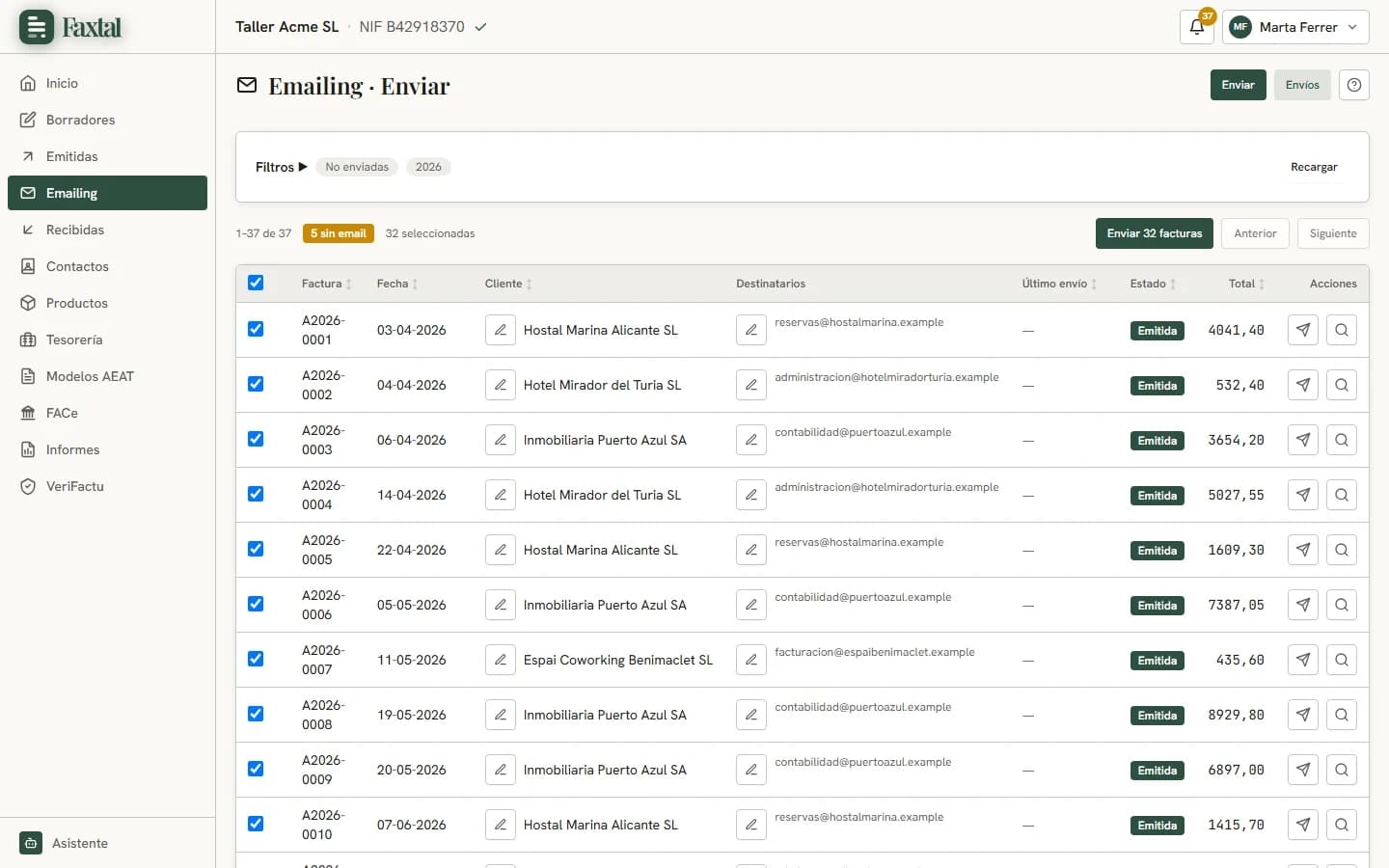 Facturas emitidas seleccionadas para enviar por email, cada una con el destinatario de su cliente.
